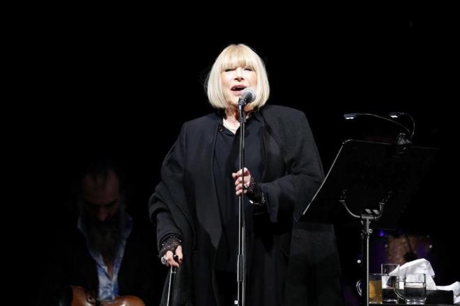 MARIANNE FAITHFULL    <br>ngiliz arkc ve oyuncu Marianne Faithfull&#8217;un, getiimiz hafta pazartesi gn souk algnl ikayetleriyle gittii hastanede corona virse yakaland ortaya kt. Covid-19 testi pozitif kan 74 yandaki sanat, zatrre balangc tespit edilmesi zerine gzetim altna alnd.    Faithfull'un menajeri Francois Ravard, sanatnn salk durumunun stabil olduunu ve tedaviye olumlu yant verdii sylendi.    Sanatnn eski ei John Dunbar, Faithfull iin "Glkle konuabiliyor" dedi.