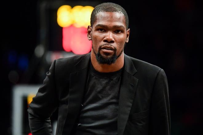 KEVIN DURANT  <br>  NBA&#8217;n nl basketbolcusu Kevin Durant&#8217;n corona virs testleri pozitif kt. Durant, yapt aklamada, "Herkes dikkatli olsun, kendine dikkat etsin ve karantinada kalsn. Bunu da atlatacaz" dedi. Ayrca Brooklyn Nets&#8217;den ismi aklanmayan 4 oyuncunun daha salgna yakalandn aklad.