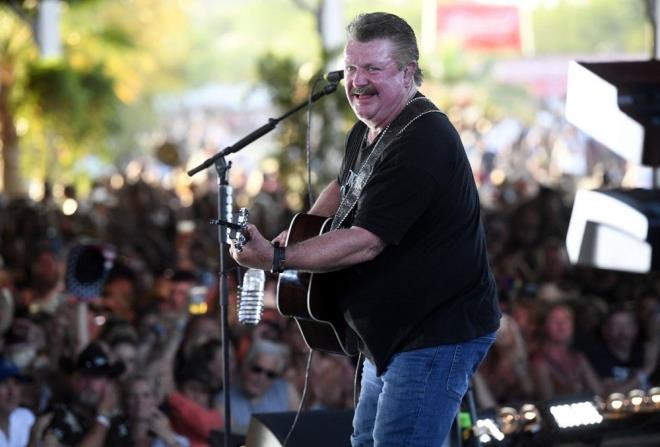 JOE DIFFIE <br>    Country mziin efsane ismi Joe Diffie corona virsten hayatn kaybetti. Grammy dll arkc 61 yandayd.    Diffie&#8217;nin lm sonras szcs, &#8220;Grammy dll country mzik efsanesi Joe Diffie, 29 Mart Pazar gn corona virs komplikasyonlar nedeniyle hayatn kaybetti. Ailesi bu zamanda mahremiyetlerine sayg gsterilmesini bekliyor" aklamasn yapt.    nl arkc, 27 Mart Cuma gn, kendisine corona virs tehisi konulduunu aklam, &#8220;Uzmanlarn bakm altndaym ve u anda tedavi gryorum. Ailem ve ben u zamanda mahremiyetimize sayg gsterilmesini bekliyoruz. Bu salgn srasnda toplumdan ve tm hayranlarmdan uyank, temkinli ve dikkatli olmalarn hatrlatmak istiyorum&#8221; demiti.    Bugne dek 20&#8217;den fazla country mzik hiti karan Joe Diffie&#8217;nin en bilinen  besteleri Home, If the Devil Danced (In Empty Pockets), Third Rock From the Sun, Pickup Man ve Bigger Than the Beatles arklaryd.