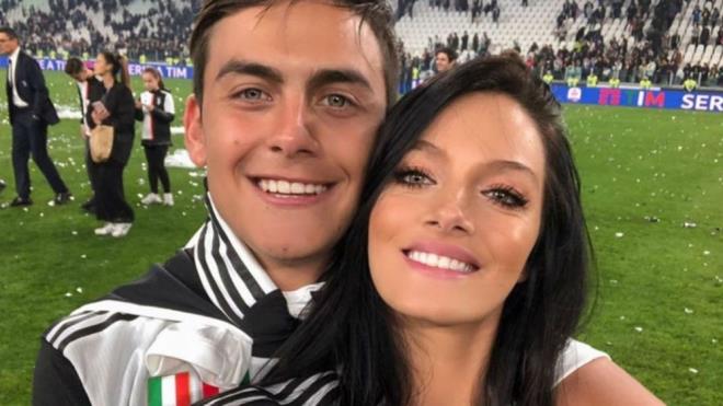DYBALA VE ORIANA SABATINI<br>    Corona virs salgn talya'da yaylmaya devam ederken, Serie A'da forma giyen futbolcular da etkilemeyi srdryor. Son olarak Juventus&#8217;un yldz isimlerinden Dybala da kendisi ve kz arkada Oriana Sabatini&#8217;nin Corona virs testinin pozitif ktn aklad.