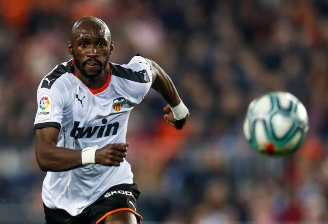 ELIAQUIM MANGALA<br>    spanyol kulb Valencia'da Ezequiel Garay'n ardndan Eliaquim Mangala da virse yakaland.    Virs testininin pozitif ktn sosyal medya zerinden aklayan Mangala; "Bugn corona virus'e yakalandm rendim. yi hissediyorum ve semptomlarn hibiri bende yok. Semptomlar gstermeden de virs tayabileceimizi rendim, temastan kann. Evde karantina altna aldm kendimi" ifadelerini kulland.