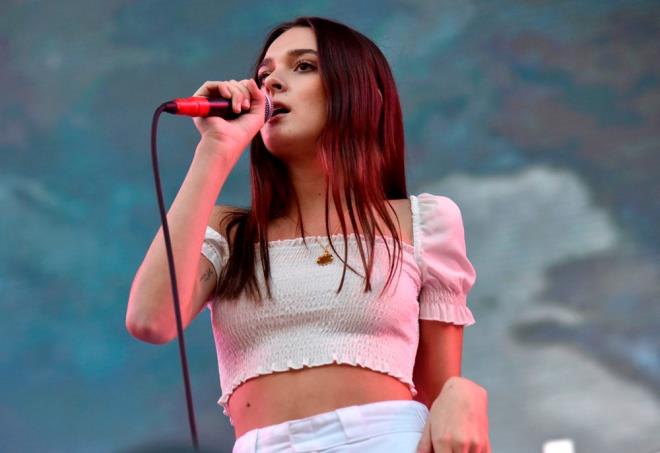 CHARLOTTE LAWRENCE  <br>  Amerikal 19 yandaki arkc Charlotte Lawrence&#8217;n corona virs testi pozitif kt. Oyuncu Christa Miller ile senarist Bill Lawrence&#8217;n kz olan Charlotte Lawrence, sosyal medyadan yapt paylamla deneyimini anlatt. &#8220;Tamamen iyileeceim&#8221; diyen gen arkc, &#8220;eride kaln. Ltfen. Hasta hissetseniz de hissetmeseniz de ieride kaln. Anne babanz dnn. Bykanne ve bykbabanz dnn&#8221; ars yapt.