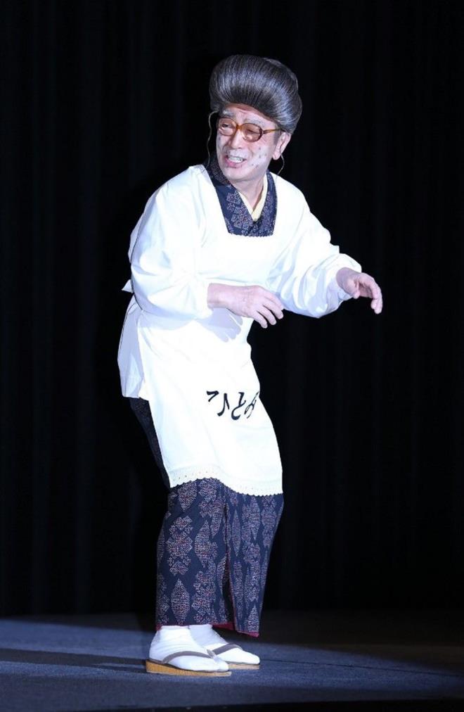 MURA KEN<br>    Japon komedyen imura Ken, yeni tip corona virs (Covid-19) nedeniyle yaamn yitirdi.    Kyodo ajansnn haberine gre, "Japonya'nn Robin Williams'" olarak nitelendirilen 70 yandaki imura, 20 Mart'ta yksek ate ve ar zatrre tehisiyle Tokyo'daki bir hastaneye kaldrld.    imura'nn bir gn sonra solunum cihazna baland, bir daha bilincinin yerine gelmedii ve 23 Mart'ta Covid-19 testinin pozitif kt belirtildi.    Kariyerine 1974'te "Drifters" adl komedi grubuyla balayan ve ABD'li komedyen Jerry Lewis'den ilham aldn syleyen imura'nn lm, Japonya'da byk zntyle karland.