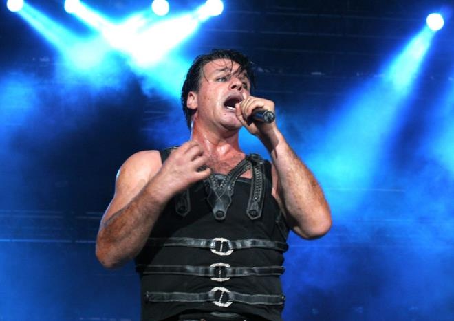 TILL LINDEMANN  <br>  Rammstein grubunun solisti Till Lindemann'n yeni tip corona virs (Covid-19) testinin pozitif kt akland.    Lindemann'n Moskova'daki bir konserden dnerken atei ykseldi ve Berlin'de hastaneye kaldrld. Lindemann'a yaplan Covid-19 testinin sonucu pozitif kt.    57 yandaki mzisyenin youn bakmda karantinaya alnd belirtildi. nl mzisyenin durumunun u an daha iyi olduu ve hayati tehlikeyi atlatt da aktarld.