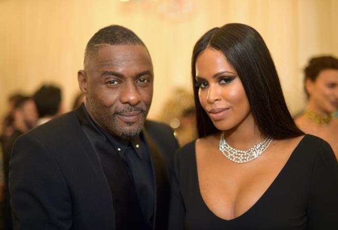 SABRINA DHOWRE ELBA  <br>  Idris Elba'dan bir hafta sonra einin de testi pozitif kt. 29 yandaki Sabrina Dhowre-Elba, Idris Elba&#8217;nn testi pozitif ktktan sonra karantinada onunla birlikte kalmaya devam etti. ABD&#8217;li nl televizyoncu Oprah Winfrey&#8217;e konuan ve &#8220;Onunla birikte olmak istedim&#8221; diyen Sabrina Dhowre-Elba, kararndan dolay piman olmadn syleyerek, Idris Elba&#8217;ya bakmas iin 'bir e igds' hissettiini ne srd. Sabrina Dhowre&#8217;un gz gre gre einden virs kapmas eletiri konusu oldu.