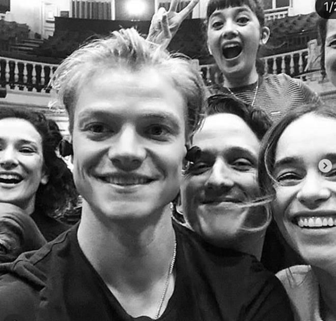 Varma, aklamasndan ksa bir sre nce, Game of Thrones&#8217;taki rol arkada Emilia Clarke ile birlikte Londra&#8217;daki Playhouse Theatre&#8217;da sahneleyecekleri The Seagull adl oyunun provasnda ekiple birlikte ektirdii selfie&#8217;yi paylamt.