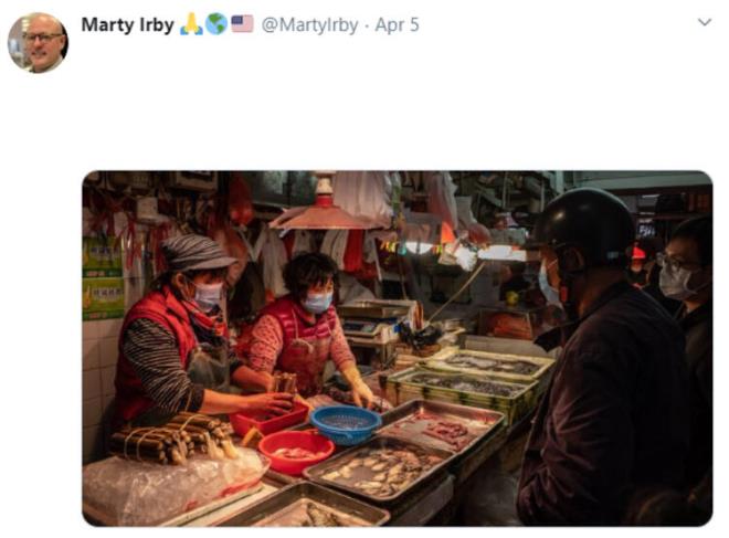 Bu su ayn zamanda zemini temizlemek veya kesilen hayvanlarn kanlarn ykamakta da kullanlyor. Londra Zooloji Dernei Mdr Yardmcs Profesr Andrew Cunningham ''Islak pazarlar salgnlar iin bir saatli bomba olabilir'' diyor ve ekliyor: "Bu hayvanlar srf kendi erzak anlaymz, eyamz olarak talan etme biimimiz bize bir ekilde geri dnyor ve bu hi artc deil."