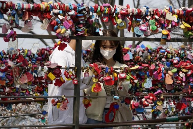 in resmi televizyonundaki habere gre, ilk corona virs vakasna tan konulan Tongji Hastanesi'nden taburcu edilen 145 hastann 5&#8217;inin corona virs testi pozitif kt.