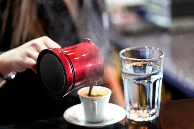 Kahvenin hafif bir diretik (idrar sktrc) etkisi vardr. Ancak kahve ierken aldnz sv attnz svdan her zaman daha fazladr. Dolaysyla vcudunuz susuz kalma tehlikesi geirmez.