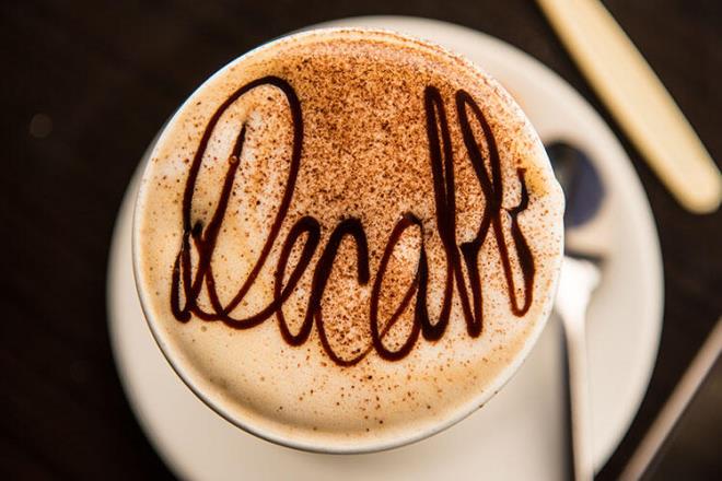 Kafein demiken, kafeinsiz kahveler tamamen kafeinsiz deildir. Uygulanan ilemle kahvenin iindeki kafein miktar yzde 94-98 azaltlabilir. Buradan elde edilen kafein de kola retiminde kullanlr.