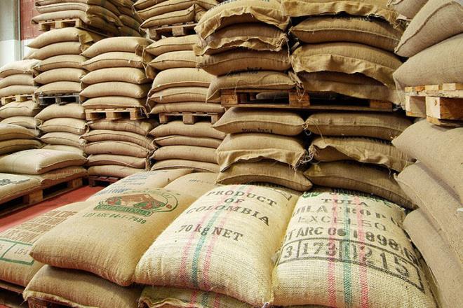 Kahve ham petrolden sonra dnyada en fazla ticareti yaplan ikinci emtiadr. Sudan sonra en fazla tketilen ieceklerden biri olan kahvenin yllk global ticaret hacmi 100 milyar dolarn zerindedir.