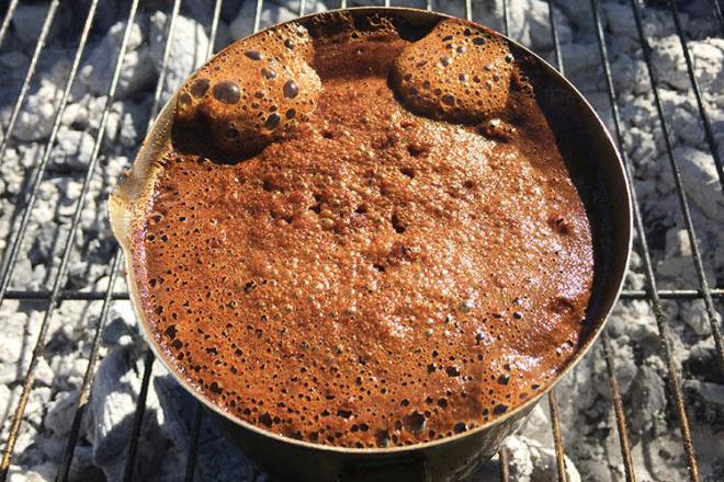 En byk Trk kahvesi piirme rekoru Bosna Hersekli Malik Cabaravdic&#8217;e aittir. Cabaravdic, Temmuz 2004&#8217;te 1,24 metre boyunda, taban 95 santimetre olan cezvede 615 litre kahve piirmitir.