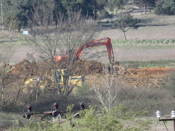 Sancaktepe&#8217;de yaplacak olan salgn hastanesi iin almalar balad.  makineleri ve kamyonlarn hastane yaplacak alanda almalar devam ediyor.