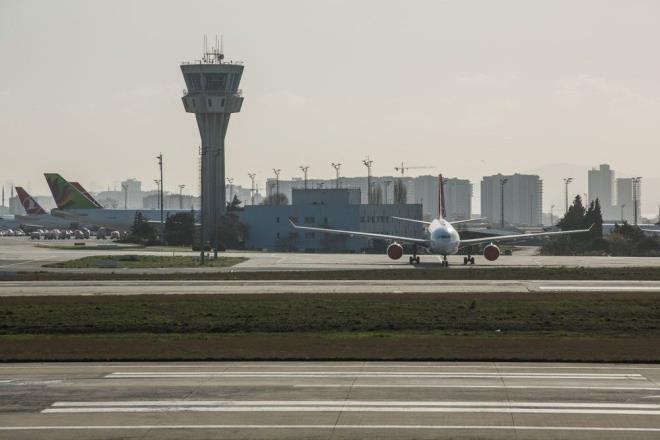 Atatrk Havaliman'nda ise son durum sabah saatlerinde grntlendi. Havaliman ierisindeki terminallerde park halinde bulunan uaklar ve uaklarn kalk ve inilerinin normal bir ekilde yapld grld.