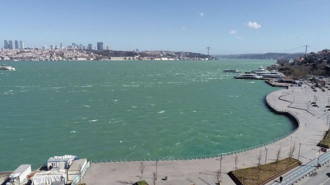 Poyraz frtnas nedeniyle stanbul Boaz'nn rengi bulanklat.