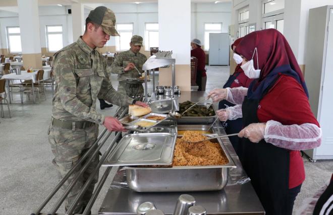 te yandan Salk Bakanl tarafndan salgnla iin aklanan '14 Kural' afileri, personelin grebilecei uygun yerlere aslarak devaml bilgilendirme yaplyor.