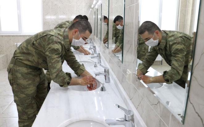 Kladaki mutfak, yemekhane, bulakhane ve sosyal tesislerde alan personel de her gn ie balamadan nce maske ve eldiven takarak nlem alyor. Virsn yaylmasna nlemek amacyla er ve erbalar iin de st dzey tedbirler uygulanyor.