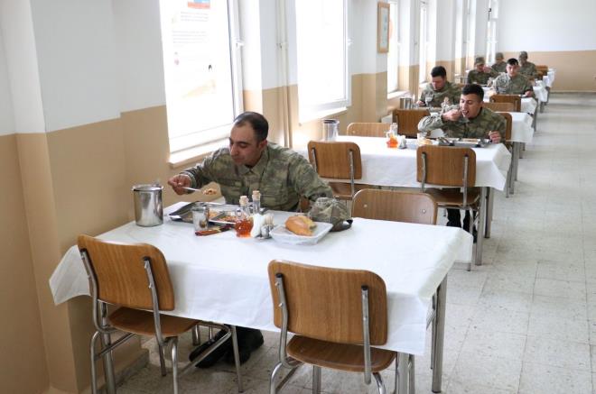 Yemekhanelerde younluun azaltlmas ve personel arasndaki temasn en az dzeye indirilmesi amacyla her masada 1 askerin oturaca ekilde dzen alnyor ve erlerin yemekhane giriinde vcut ss llyor.