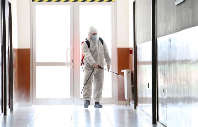 Ankara'nn Polatl ilesindeki ehit Yzba Nazmi Elmas Klas'nda, koronavirs salgnna kar st dzey tedbirler alnd. Kladaki tm faaliyetler sosyal mesafe kuralna uygun yaplrken, maske takarak nlem alan tm personelin gnde 2 kez atei llyor.