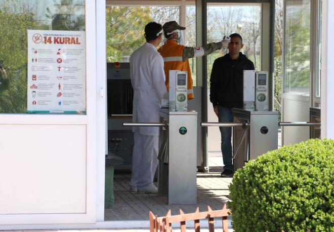 Yatakhanelerde seyreltme yaplarak mmkn olan en az personelin koular kullanmas salanrken, ortak kullanm alanlar da sk sk dezenfekte ediliyor. Ayrca askerlerin gnde en az 2 kez vcut slar llerek ateleri kontrol ediliyor.