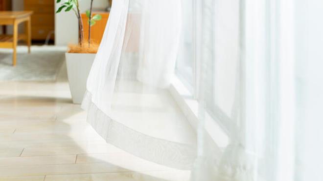 Hal ve perdeler nasl temizlenmeli?<br>  Mmkn olduu kadar hal kapl zeminler, hallar ve perdeler gibi yumuak (gzenekli) yzeyler iin, varsa grnr kontaminasyonu gidermek gerekir ve bu yzeylerde kullanm iin belirtilen uygun temizleyicilerle temizlenmesi gerekir. Eyalar ykanabiliyorsa, eyalar iin en scak su ayarn kullanarak eyalar reticinin talimatlarna uygun olarak ykayn ve ardndan eyalar tamamen