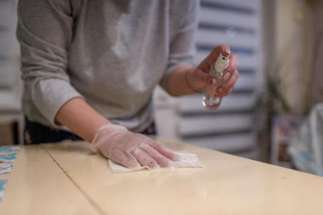 Koronavirsten korunmak iin evde nasl bir temizlik yaplmas neriliyor?<br>  Salk Bakanl Bilim Kurulu, koronavirse kar bir rehber yaynlad ve sk sk bu rehber yenileniyor. Bu rehberde, yzey temizlii ve dezenfeksiyon iin nerilen rnler ve zelliklerine de yer veriliyor. Temizlik yaplmadan nce temizlik yaplacak oday bir sre havalandrmak ve sonrasnda temizlie balamak gerekiyor.