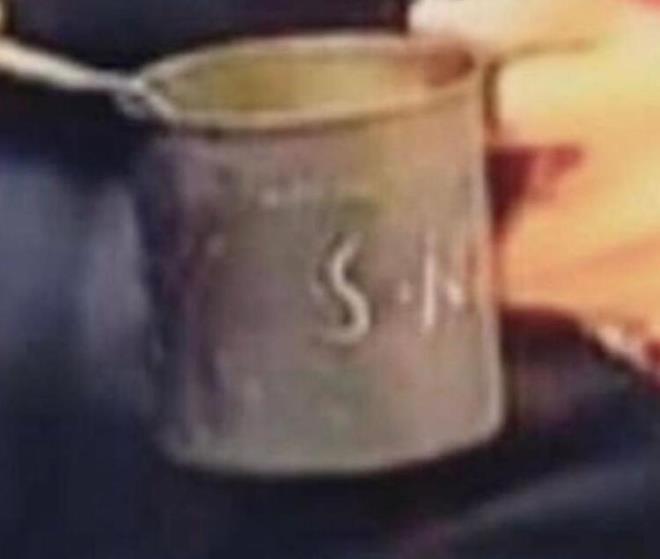 ddiaya gre Sercan&#8217;n byk srr Nisa'dan holanmasyd... Sosyal medyada da bu olay byk bir yank uyandrrken Sercan'n bardandaki detay ak ele verdi. Sercan adada kulland bardaa S ve N harfini kazd.