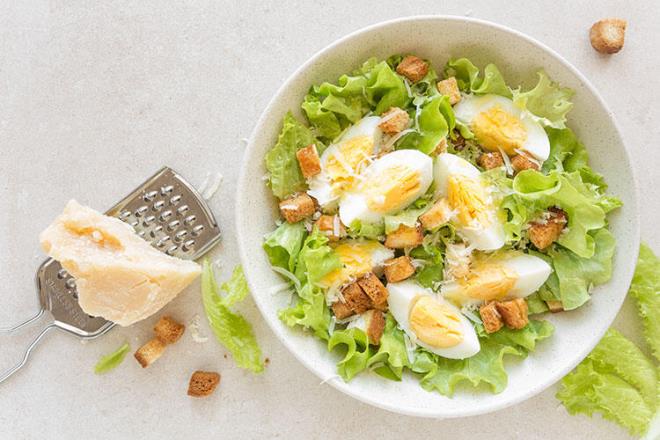 Yumurtann kokusu birok kiinin ikayet ettii noktalardan. Scak yumurtann kokusunu artrr. Dorudan scak suda halamak yerine souk suya koyup yava yava sttnz yumurta daha az kokar. Ayn ekilde bulaklara sinmi yumurta kokusunu da soukla ykayarak karabilirsiniz. Limon ve sirke de hem bulaklarnza hem de bulak makinenize sinmi yumurta kokusunu ortadan kaldrmakta ok ie yarar.