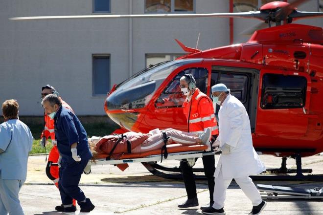 Test kiti hamilelik testine benzer bir ekilde alyor. Kii parman batrarak bir damla kann iki tip antikor iin analiz ediyor ve sonu 15 dakika iinde ortaya kyor. (NTV)