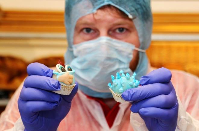 Dikkat eken bir dier sonuca gre hastaya 12. gnde yaplan koronavirs testi negatif sonu verdi.  <br>  Yine 49 yandaki bir kadn hastaya youn bakmdaki 10. gnnde antikor tedavisi uyguland. ki gn sonra hastann vcudunun koronavirsten arnd ve rntgen sonularnn akcierlerde temizlenme gsterdii not edildi.