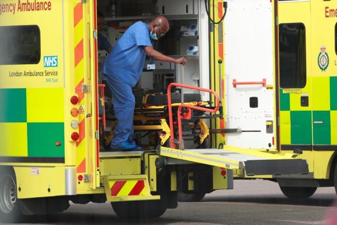 Amerikan FDA (U.S. Food and Drug Administration) tarafndan, 'Kovid-19 Konvansiyonel Plazma Aratrmas - Acil Durum Bildirgesi' ile 24 Mart 2020 tarihinde ayn konuda bir tavsiye kararnn da yaymlandna iaret edilen yazda u ifadelere yer verildi:  <br>  "Tm bu gelimeler gz nne alndnda, immn plazmalarn aktif virs infeksiyonu nedeniyle hastanede yatan hastalara tedavi amacyla verilmesinin bilimsel temellerinin olutuu grlmektedir. lkemizde de etkisini gstermeye balayan Kovid-19 pandemisinde, ihtiya duyan hastalara kullanmak zere immn plazmann temini ve kullanm konusunda Bakanlmzca alma balatlmtr. Bu erevede, Trk Kzlay Blge Kan Merkezleri (BKM), sreli blge kan merkezleri (SBKM), bnyesinde Bakanlmzca ruhsatlandrlm aferez merkezi bulunan kamu, zel ve vakf niversite hastaneleri, eitim ve aratrma hastaneleri ile kamu yarar gzeten vakf hastaneleri Kovid-19 enfeksiyonu geirmi olan badan tanmlanan kriterler erevesinde ve bu hastanelerin transfzyon merkezleri sorumluluunda (Kan ve Kan rnleri Ynetmelii ilkelerine uygun olarak) immn plazma elde edilmesine ynelik faaliyetleri yrtebilecek."