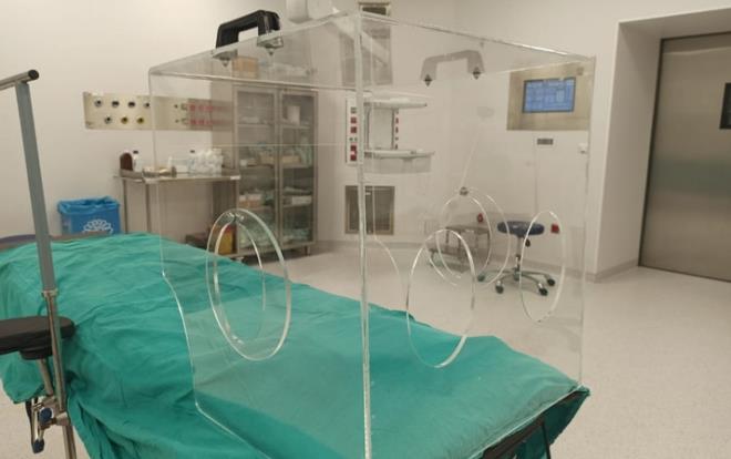 Koronavirs salgnyla mcadelede riskli grupta yer alan salk personellerinin maksimum seviyede korunmas iin almalar sryor. Bu kapsamda salk personelini ve hastane ortamn virsten korumak amacyla Bursa&#8217;da zel bir otomobil firmas ve hastanenin anestezi uzmanlarnn ortaklaa almas ile gelitirilen entbasyon kabini, Trkiye&#8217;de ilk kez Bursa ehir Hastanesi&#8217;nde hizmete girdi.