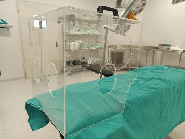 Entbasyon kabinlerinde hastaya hava yolu destei salanrken, salk alanlarnn ve hastane ortamnn bula riski azaltlarak maksimum nlem alndna dikkat eken Uzm. Dr. alkan, &#8220;Bu risk yapay solunum destei sunulmas gereken hastalarda entbasyon dediimiz solunum yollarna azdan bir tp yerletirilmesi srasnda daha da artmaktadr&#8221; eklinde konutu.