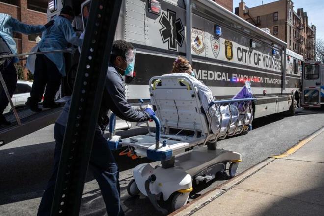 HASTALAR ZEL ARALA TAINIYOR  New York ve New Jersey virs nedeniyle en fazla sarslan yer oldu. New York'ta hastanelerin morglar dahi doldu ve artk hastanelerin yaknndaki ak alanlara soutuculu rmorklarla geici morglar oluturuluyor.New York'ta 150 bini akn Kovid-19 vakas var. Virse bal semptomlar nedeniyle yaamn yitirenlerin says da 6 bin 268 oldu. New Jersey ise 47 bin 437 vaka says ile ikinci srada yer alyor ve bin 504 lm meydana geldi.New York Valisi Andrew Cuomo eyalette dn yaanan rekor oranda lm nedeniyle, bayraklarn yarya indirilmesi talimatn vermiti.Salgn nedeniyle New York'ta vakalar hastanelerde tsunami etkisi yaratt. ehir tbbi cihaz sknts ve artan l says ile boumaya alyor.