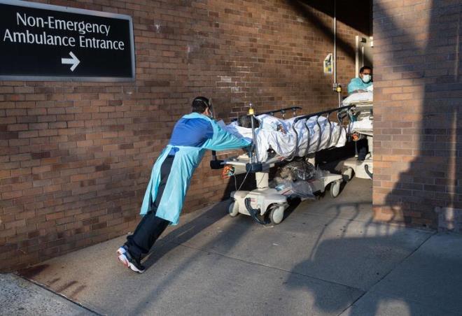 New York'ta ekilen bu grntlerde lokal hastanelerin kapasitesinin dolmas nedeniyle Kovid-19 hastalarnn tahliye otobslerine deyim yerindeyse istiflendii grntler gzler nne seriliyor.ABD ynetimi pandeminin merkez ssndeki vaka yklerini ortadan kaldrmak ve younluu artk kaldramayan hastanelere bir nebze nefes aldrabilmek adna hasta transferleri yapmaya balad.ekilen grntlerde Bronx'ta yer alan Wakefield Kamps'ndeki Montefiore Tp Merkezi'ne yzlerce hastann tand grlyor.Hastalar "Tbbi Tahliye Nakil Birimi" ad verilen zel bir otobs ve ekiplerle tanyor.Fotoraflar, yolculuk iin hastane personeli ile evrili olan ve st ste duran hastalar gsteriyor. Oturabilen baz hastalar ise maske ve eldivenler arasnda gze arpyor.