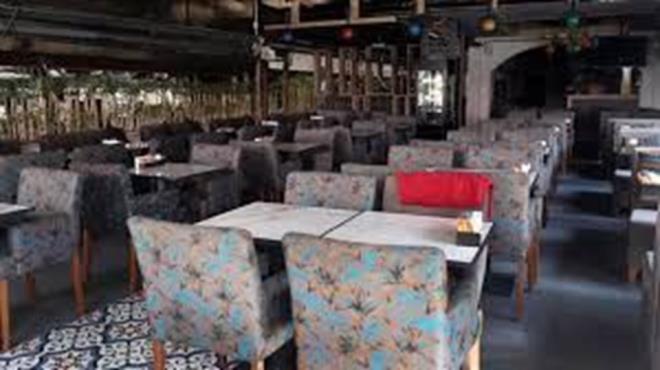 &#8220;YEMEK SAATLER GRUPLARA GRE BELRLENMEL&#8221;  <br> yerlerinde ultraviyole cihazlar ile hava ve yzey dezenfeksiyonu yaplmasnn nerildii brorde, &#8220; yerlerinde alanlar arasnda en az 1 metre mesafe olmas salanmal ve alanlar maske takmaldr. Yemekhanede masalar ve sandalyeler aras mesafe en az 1 metrede olacak ekilde (tercihen 2 metre) dzenleme yaplmaldr. Temasl takibinin kolay yaplabilmesi iin; yemek saatleri gruplara gre belirlenmeli ve mmkn ise ayn kiilerin ayn masada yemek yemeleri salanmaldr. ay ime molalarnda da benzer kurallara dikkat edilmelidir&#8221; ifadeleri kullanld.  <br>  Solunum yolu enfeksiyonu belirtileri olan (ate, ksrk, nefes darl) personelin iyileene kadar altrlmamas ve salk kuruluuna ynlendirilmesi gerektii kaydedildi.