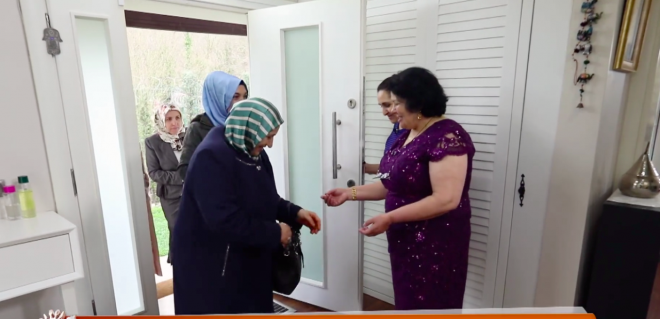 Koronavirs tedbirleri kapsamnda 3 kiinin yanyana yrmesinin bile yasak olduu lkemizde yarma ad altnda  set alanlar hari 9 kiinin neredeyse dip dibe olduu grntler izleyenleri rahatsz etti.