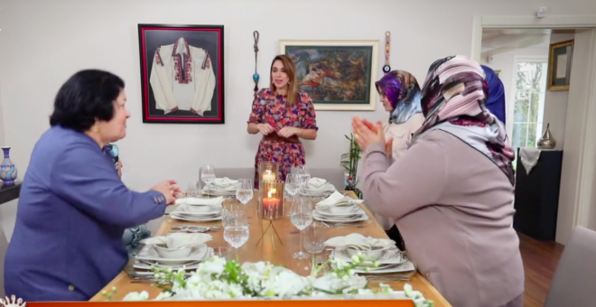 FOX ekranlarnn en ok izlenen gndz kua program Zuhal Topal'la Sofrada'nn yeni blmlerinde yaananlar ise akllara durgun veren cinstendi. Programn sunucusu her ne kadar tm tedbirleri aldk dese de ekrana yansyan grntler izleyenleri ok etti.