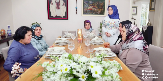 stanbul'da yarma iin hazrlanan eve gelen yarmaclarn ounun baka ehirlerden gelmesi de zorunlu haller dnda il deitirme yasann ihlal edildii gzler nne serdi.       Koronavirs vaka ve lmlerinin  giderek artt bu gnlerde, milyonlarca insann tek yrek olup 'evde hayat var' ars yapt lkemizde reyting uruna yaplanlar insan hayat bu kadar basit mi dedirtti.