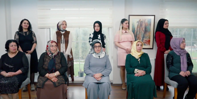 Uzmanlar ve devlet yetkililerinin koronavirsten korunmak iin sosyal mesafenin art olduunu hergn stne basa basa anlatt u gnlerde bu hayati uyarnn binlerce kii tarafndan izlenen programda hie saylmas yok artk dedirtti.