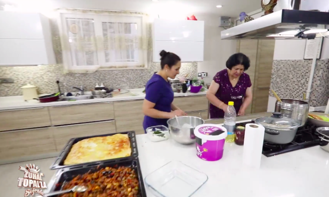 Programn yapmcs ve sunucusu her ne kadar tm tedbirlerimizi aldk dese de ekrana yansyan grntler durumun hite yle olmadn tm tedbirlerin kulak ard edildini gsterdi.