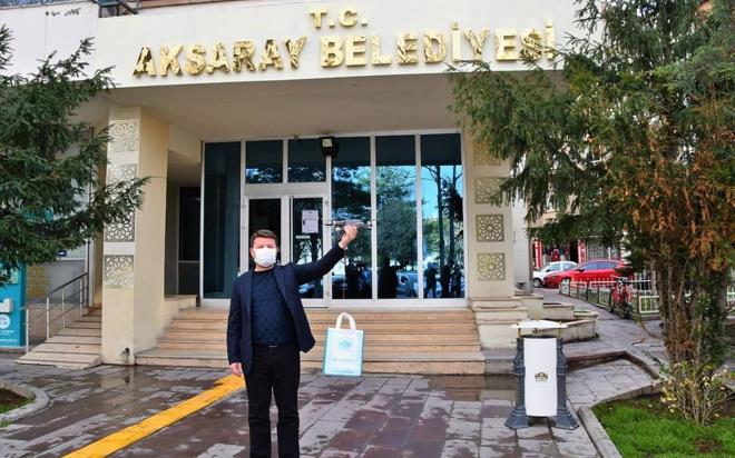 Bunun zerine Aksaray Belediyesi de 65 ya st kiilere, drone ile eldiven ve maske datt.