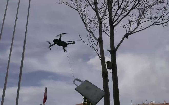 Drone kullanan Belediye Bakan Evren Diner, "65 ya zerindeki evden kamayan vatandalarmza teknolojiyi de kullanarak hijyen bir ekilde eldiven ve maske datmn gerekletiriyoruz. Evde kal Aksaray" dedi.