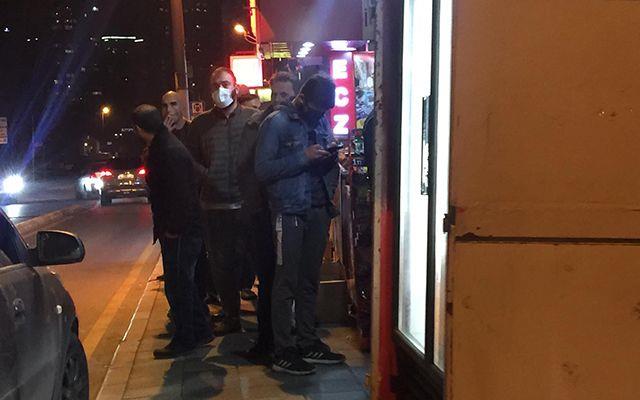 Baz vatandalar ise sokaa kma yasa balamadan yaknlarnn yanna gitmek iin yola koyulurken, trafikte younluklar olumaya balad.