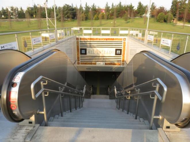 Taksim Meydan'nda bir inaatta alan kr Duman "naat iisiyiz. Akam gelip sabah gidiyoruz. Gece vardiyasnda alyoruz. Sokaa kama yasa nedeniyle bizi eve gnderdiler. Biz de bir ekilde eve gitmeye alyoruz. Her taraf bombo. Bakalm otobs bulabilecek miyiz? nallah evimize gidebiliriz" dedi.