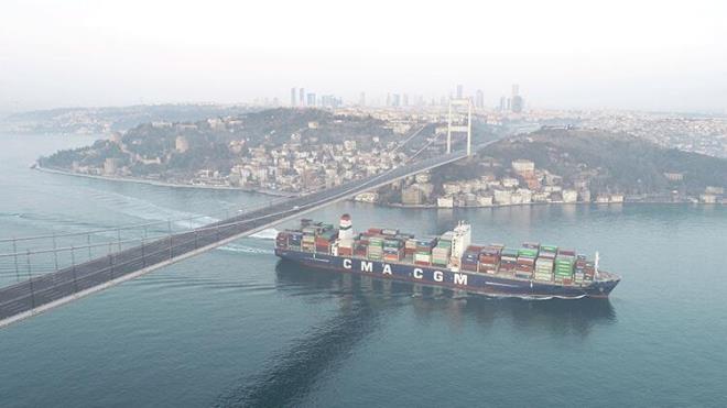 stanbul trafiinin en youn olduu yerlerden biri olan Fatih Sultan Mehmet Kprs havadan grntlendi. Havadan ekilen grntlenen FSM Kprs'nden ok az aracn gemesi dikkat ekti.