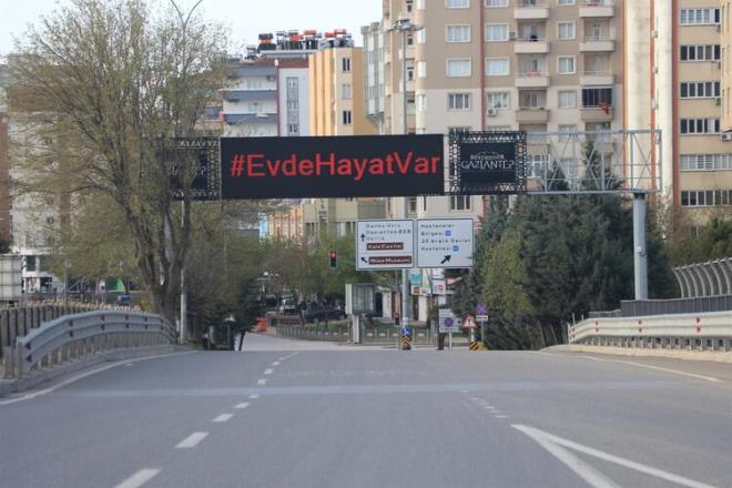 GAZANTEP'TE SESSZLK HAKM  ileri Bakanlnca, 30 bykehir ile Zonguldak'ta, il snrlar iinde 2 gn sokaa kma yasa getirilmesinin ardndan Gaziantep kent genelinde, cadde, sokak ve meydanlarn bo olduu gzlendi.