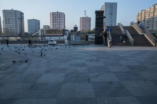 RNEVLER'DE SESSZLK  irinevler D-100 Karayolunda trafik yok denecek kadar azd. Metrobs duraklar ve otobs duraklarnda ksmen younluk vard. e giden ve gece mesaisinden dnen salk alanlarn ile emniyet mensuplarnn duraklarda bekledii ve ksmen younluk oluturduklar grld.