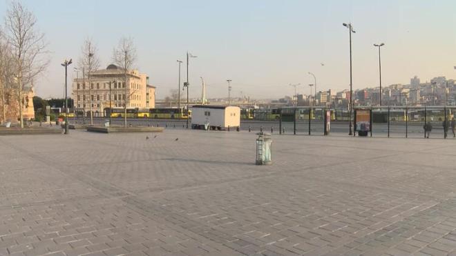 Sokaa kma yasandan alrken haberdar olduunu belirten bir vatanda, "Marmaray'da temizlik personeliyim gece gelmitik bilgimiz yoktu mecbur kaldk. imdi eve gideceiz. Sadece gvenlik grevlisi arkadalar alacak biz iki gn ara verdik. Pazartesi devam edeceiz" dedi.