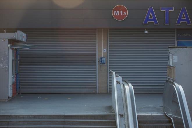 Sokakta kalan Yaar Bozok "Biz darda kalyoruz. Ne yapacaz? Darda kalanlara bir yer gstersinler. uan nereye gideceimi bilmiyorum. Kaymakamla gittim adresim olmad iin yardm yapmad. Belediyeye gittim adresin yok. Valilie gittim sal-aramba gel. Mecbur iki - gn parklarda kalmaya devam edeceiz. Devlet bize yardm etsin" diye konutu.